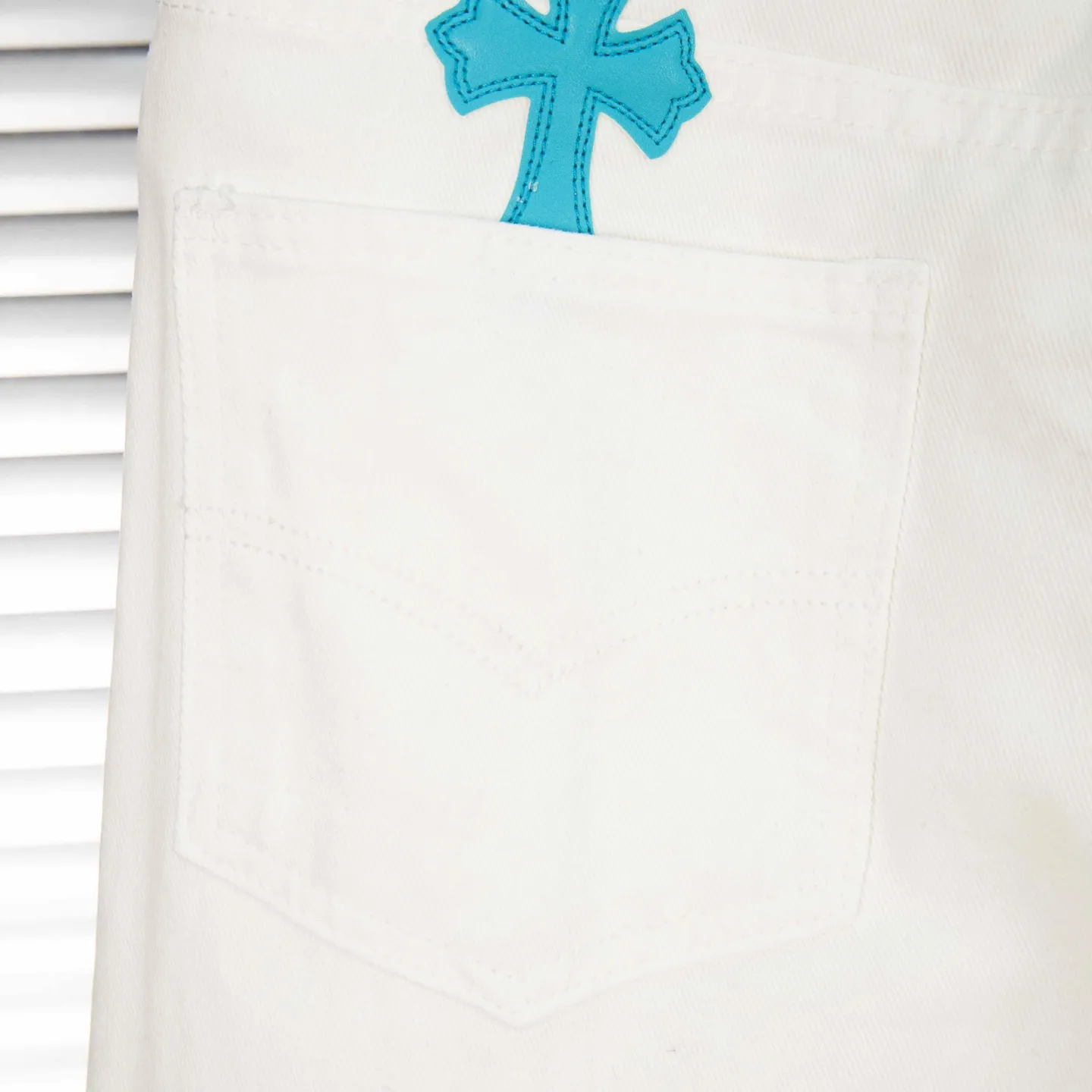 P220 (high version, running quantity) Chrome Hearts white pants, green leather, hot style patchwork couple's bestie jeans. CH jeans need to be washed and then disassembled and hand-ordered with sheepskin cross leather and then spliced ​​together. The whole piece has too many craftsmanship to describe. The patches are decorated with cross flowers, and the high-waisted washed jeans! ! Absolutely high-end luxury products, god-level single products and super popular products, made with top heavy industry, a must-see magic weapon. Customized hardware. The fabric is thick and soft after washing. It has good breathability. Customized small leather label. Unique design. The details are simple and elegant, and the workmanship is exquisite. The entire trousers are neatly routed and the details are in place! It’s so cool that both men and women can easily control the genderless trend! Style number: 1816# Color: white pants and green leather Size: 28 30 32 34 36